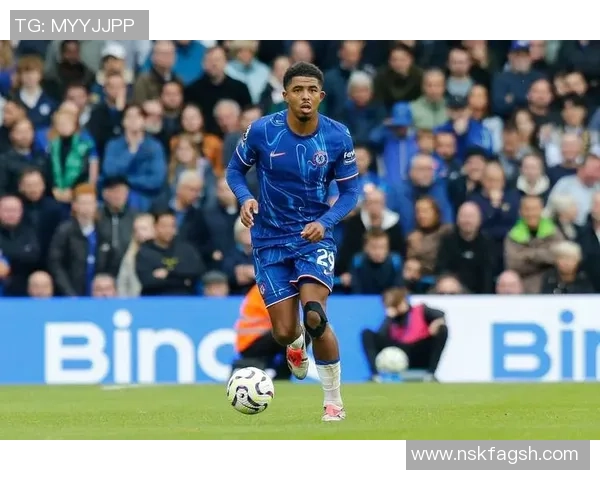 足球明星因腿部剧烈疼痛面临伤病困扰影响比赛状态与职业生涯发展