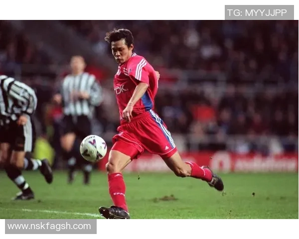 足球明星侧脸海报展现运动魅力与个性风采的完美结合 足球明星侧脸海报展现运动魅力与个性风采的完美结合