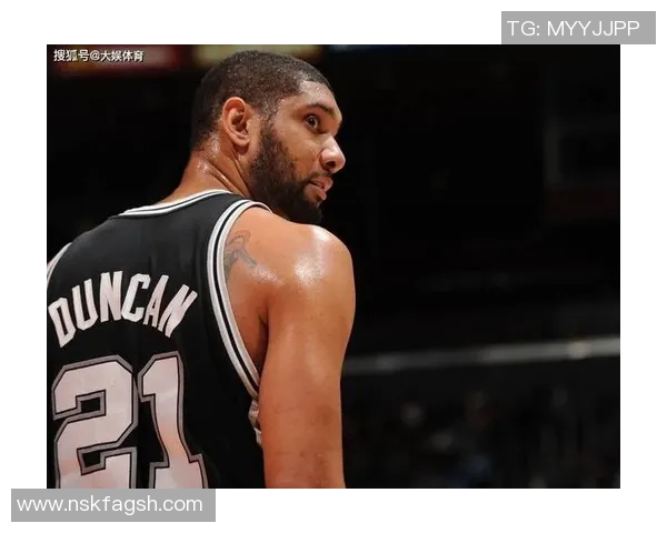 手握手枪姿势的足球明星展现独特风采与个性魅力