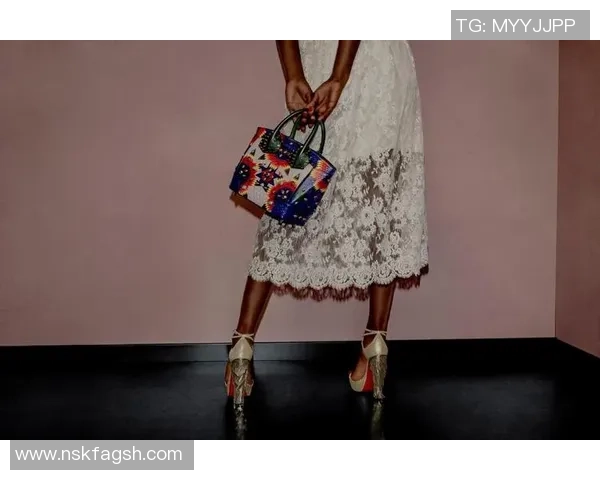 足球巨星转型高端品牌代言人引领时尚潮流新风尚